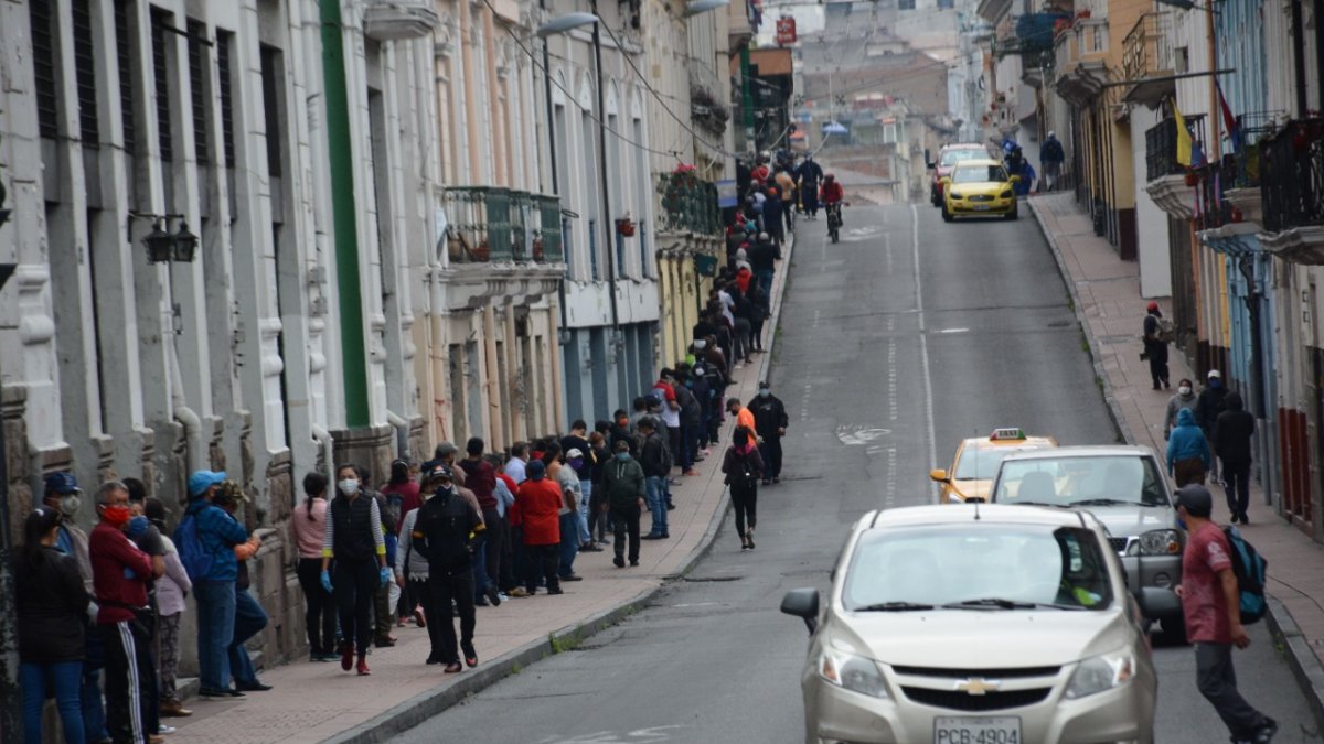 La circulación incrementa en las calles de Quito