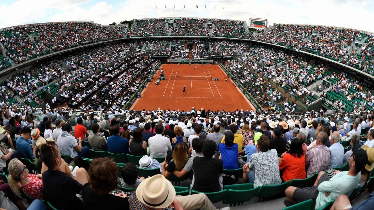 Imágenes como esta parecen ser una utopía para el año 2020. El coronavirus impide la presencia de un marco de público digno de torneos como Roland Garros.