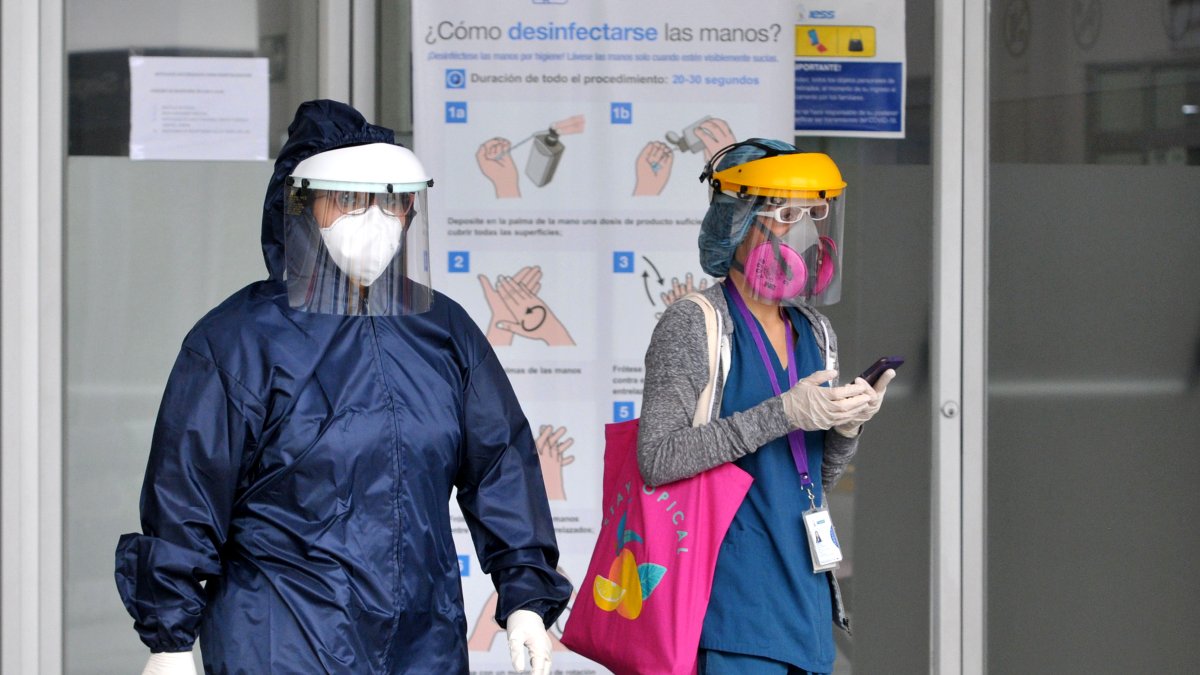 Rerencial. Los trabajadores de la salud usan mascarillas, escudo y guantes fuera de una sala de emergencias en Guayaquil.