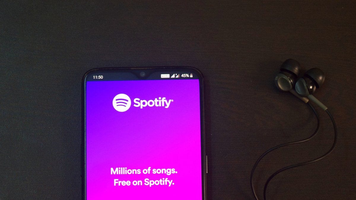 Spotify busca innovar al ofrecer podcast en video. Esta opción está en fase de prueba y es limitada.