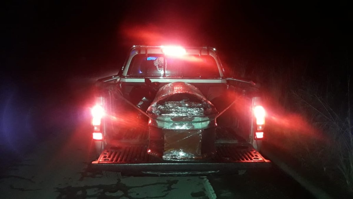 El miércoles en Pallatanga, Chimborazo, un hombre trasladaba un féretro en una camioneta