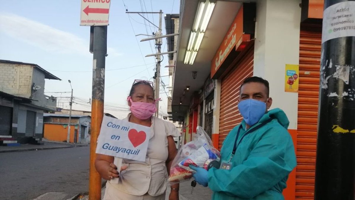 Nicolás Jiménez, presidente de la Federación de Barrios de Guayaquil, entrega víveres Flor de Bastión