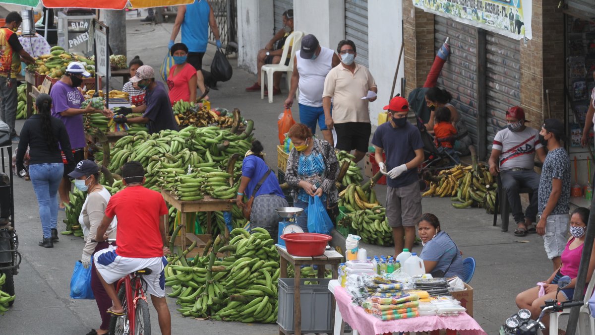 Aglomeración de personas en Guayaquil por la improvisación de comercio informal.