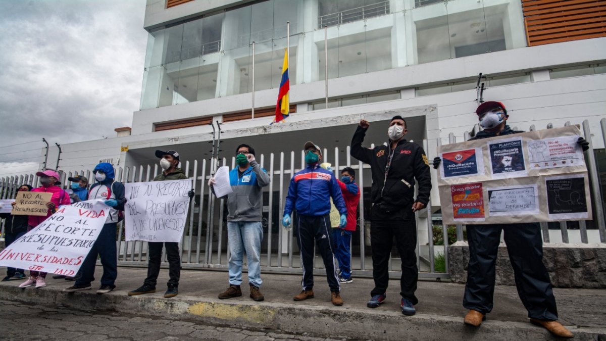 Estudiantes protestan en Quito contra los recortes presupuestarios a las universidades públicas