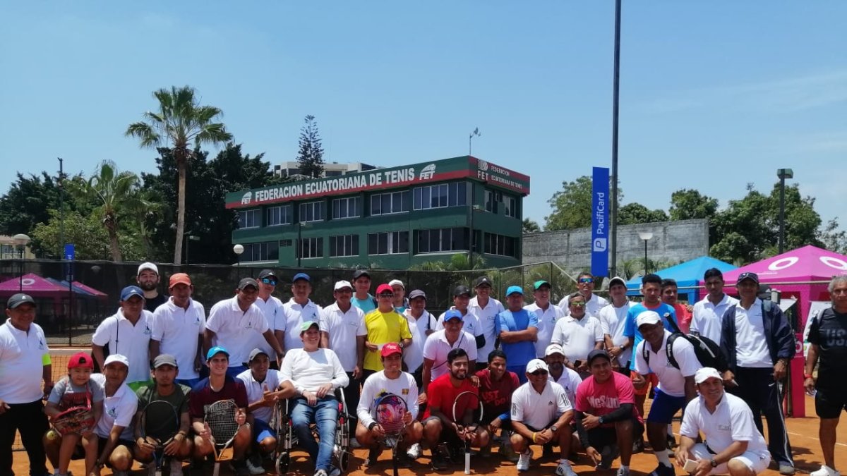 Parte de la Asociación de Entrenadores de Tenis del Guayas durante una capacitación en los tiempos cuando sí había actividad.