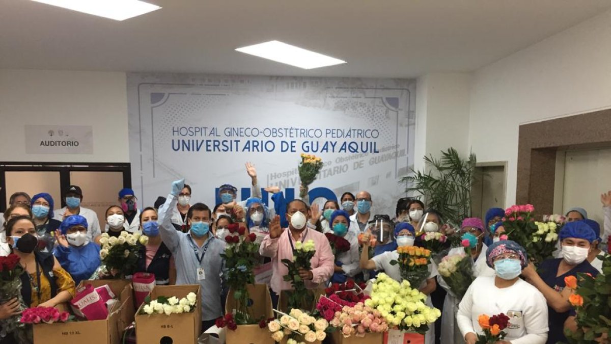 Los productores de flores de Ecuador entregan rosas al personal sanitario de los hospitales de Guayaquil, por la labor que hacen por el COVID-19.