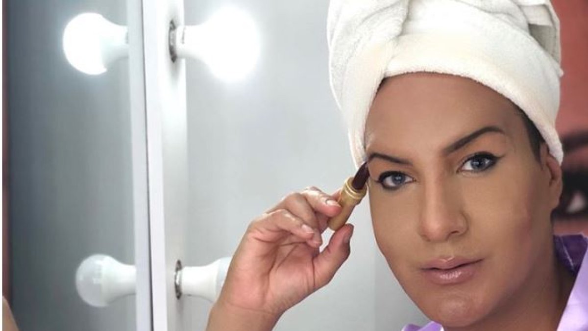 El maquillador ha laborado quince años en el mundo de la cosmética y belleza.