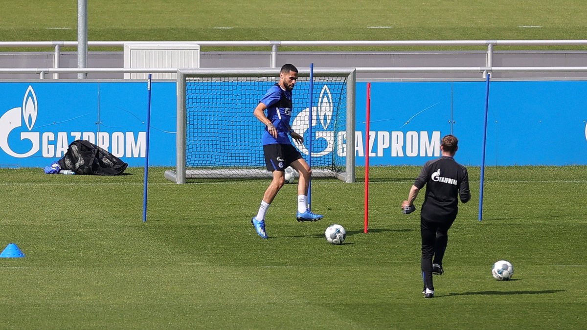 Jugadores del Schalke 04 entrenan ya en  Gelsenkirchen, Alemania, donde la Bundesliga será la primera en adoptar los nuevos cambios al reanudar sus actividades el sábado 16 de mayo a puerta cerrada.