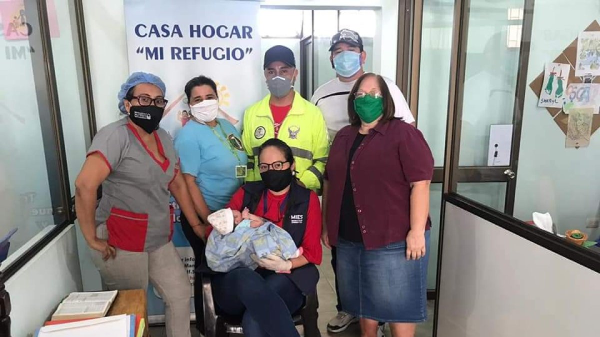 La recién nacida quedó al cuidado temporal de una casa hogar mientras la policía busca a la madre.