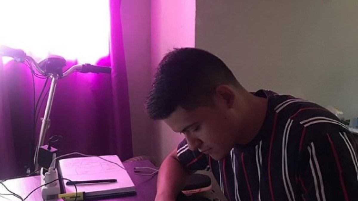 El microtenista guayaquileño firmó en España su vinculación con el club alemán.