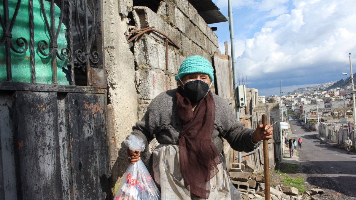 Entidades municipales y gubernamentales entregan alimentos a personas de escasos recursos