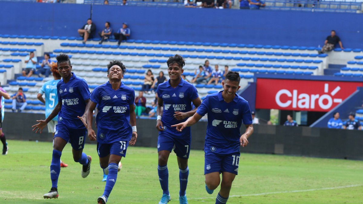 El volante de Emelec, Eduardo Pineda, fue incluido este año en el equipo principal de los azules.