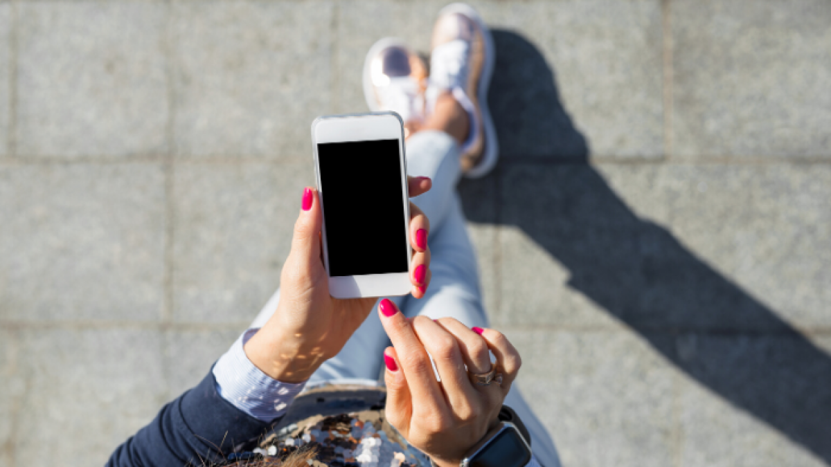 Una recomendación antes de dormir es bajar el brillo de la pantalla para lograr conciliar el sueño.