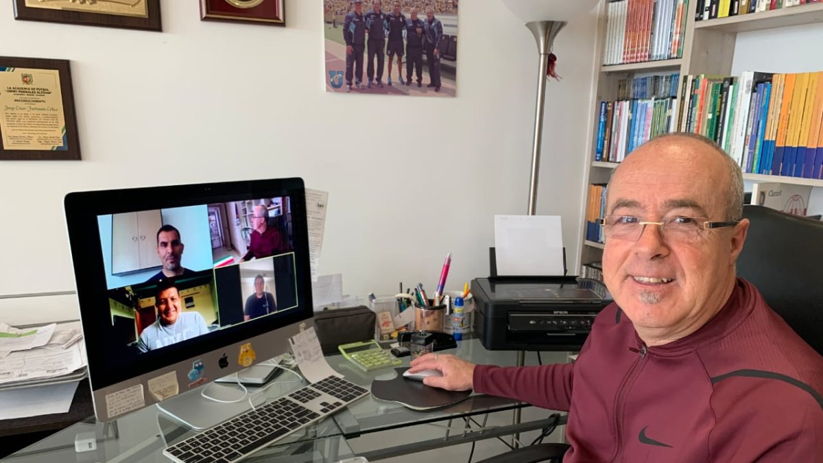 El seleccionador nacional sub-20 mantiene reuniones con su equipo de trabajo todos los días