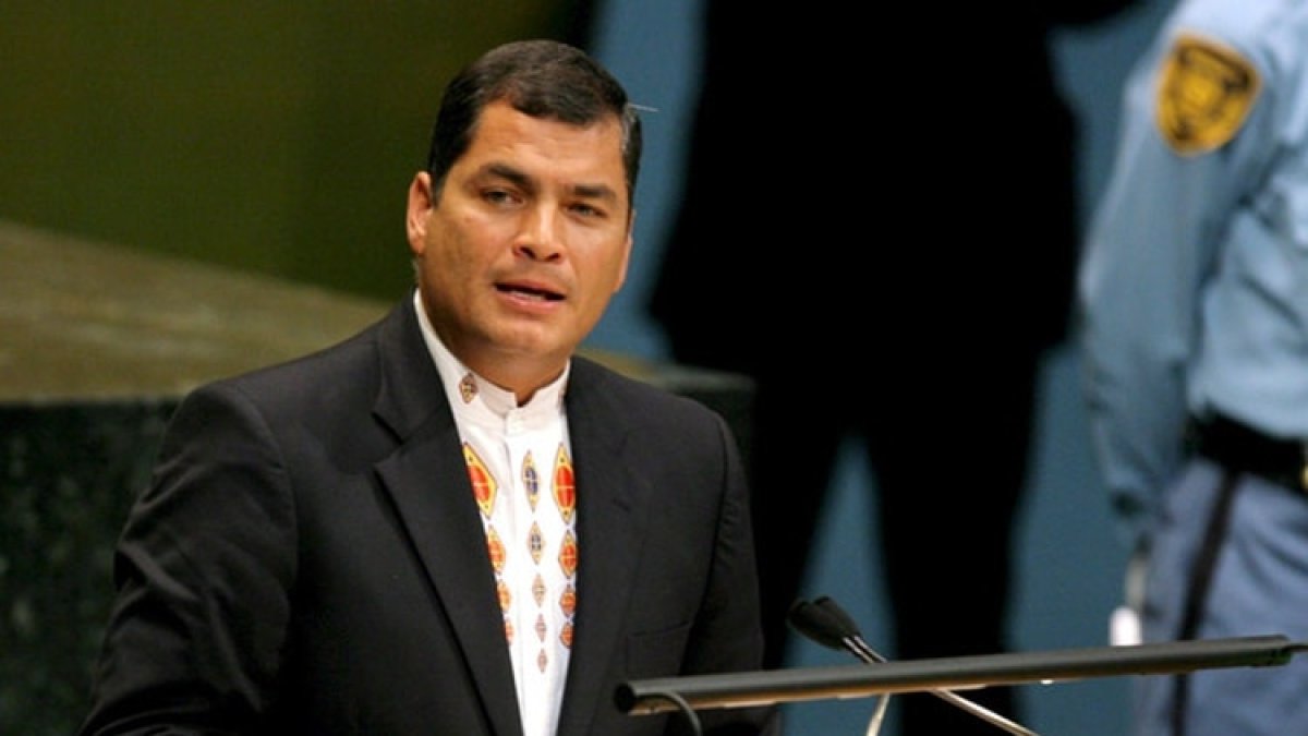 A finales de 2008, el expresidente Rafael Correa anunció que dejará de pagar parte de la deuda externa.