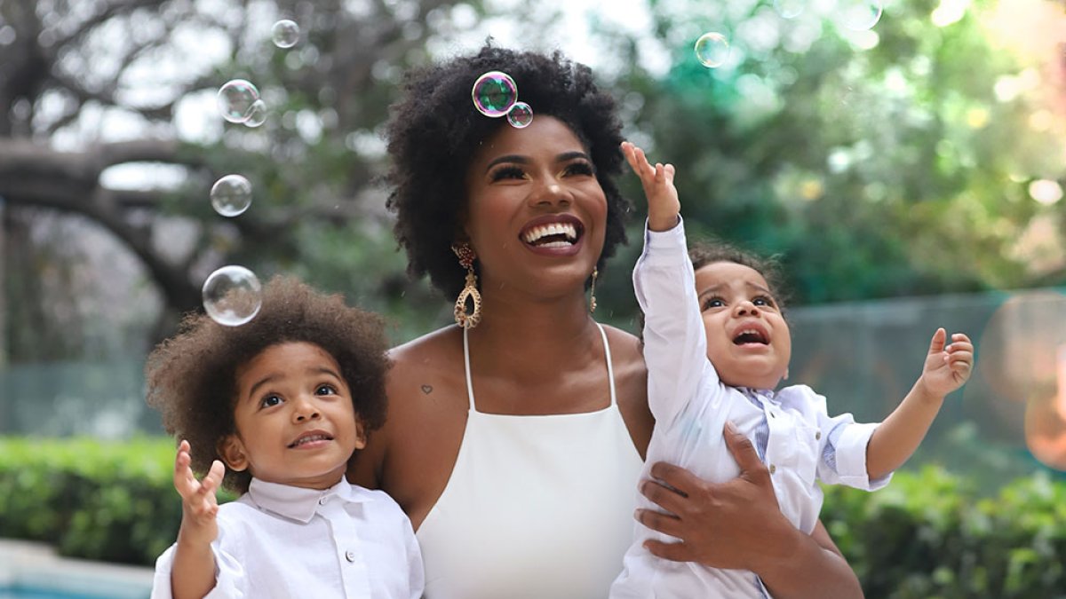 Denisse se considera una mamá moderna y muy consentidora.