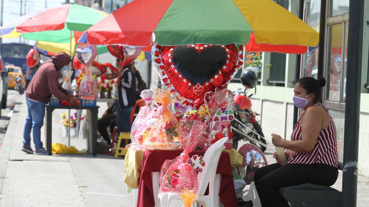 Pocos clientes acuden a los negocios de flores y regalos por el Día de la Madre.
