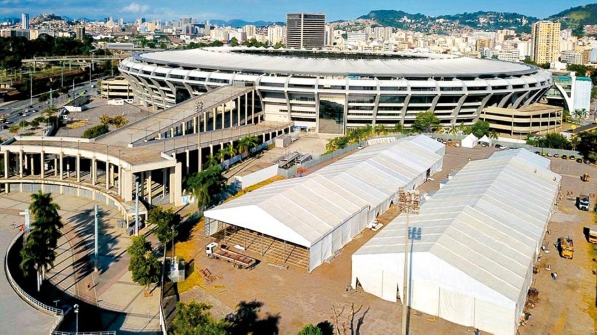 El mítico estadio brasileño luce las carpas con las camas temporales para atender a los pacientes Covid-19 en su exterior.