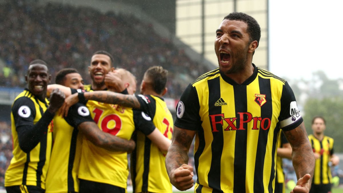 Los jugadores del equipo inglés no saldrán a la cancha hasta que todo esté en aparente calma.
