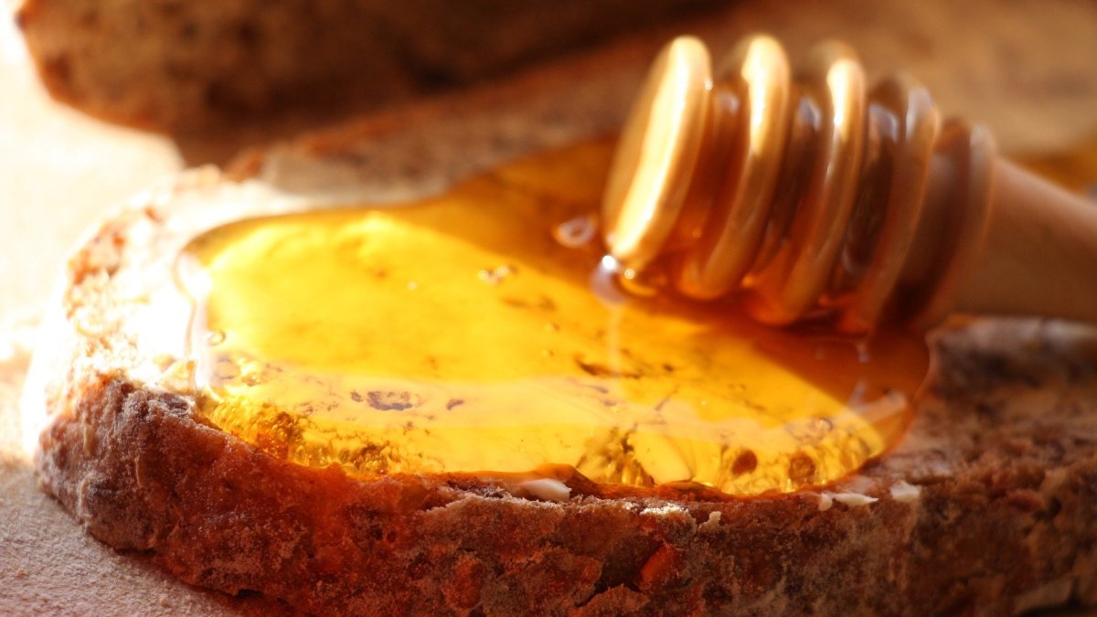 Entre los beneficios de la miel están sus propiedades antibacterianas, según The Honey Comb.