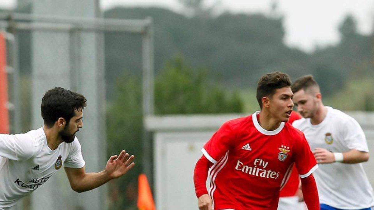 El delantero del Benfica de Portugal, Jeremy Sarmiento, está listo para vestir la camiseta de Ecuador.