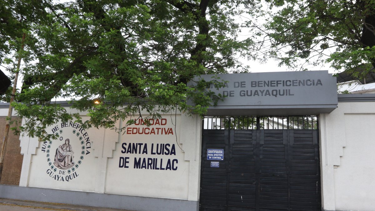 El silencio y la soledad están en la escena del portal del Santa Luisa de Marillac tras su cierre.