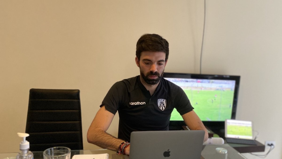 Iván Vásquez, entrenador de las formativas de Independiente del Valle, en una sesión de entrenamiento vía digital.