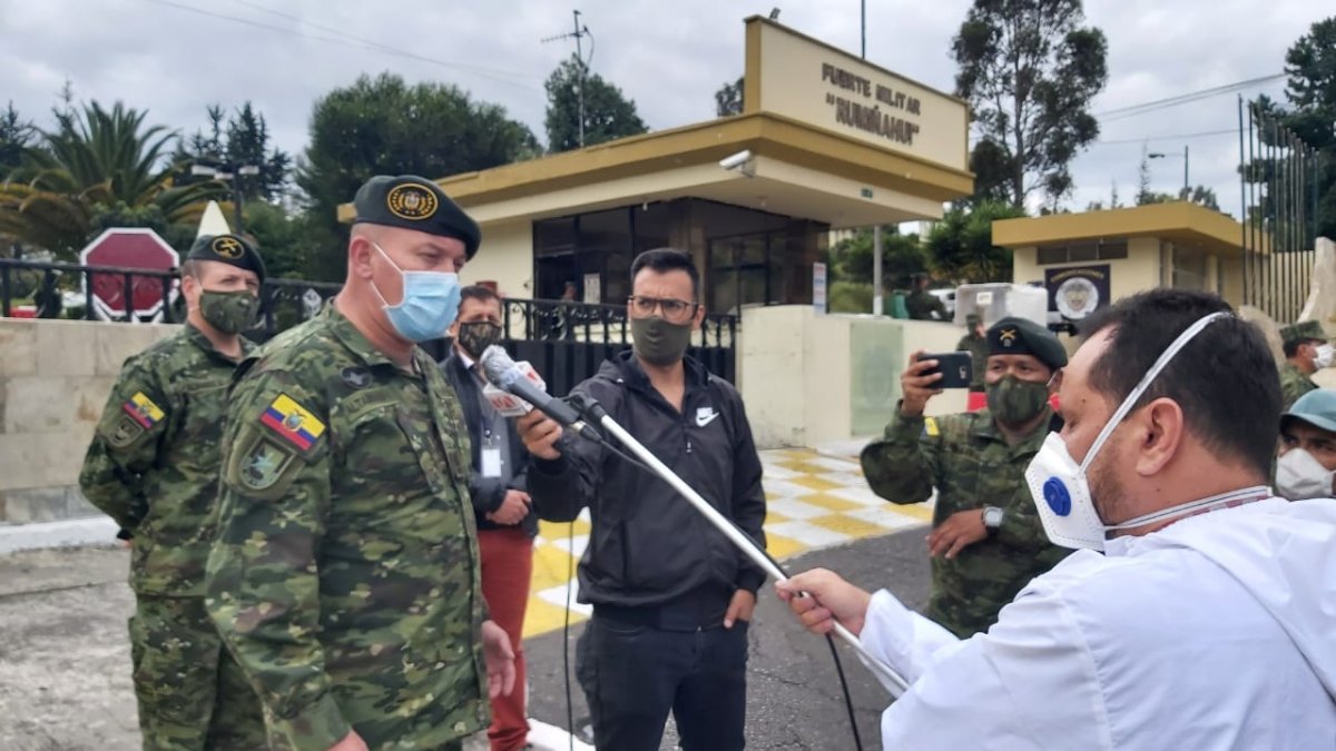 Luis Altamirano, comandante del Ejército, visitó a las mujeres militares por el Día de la Madre