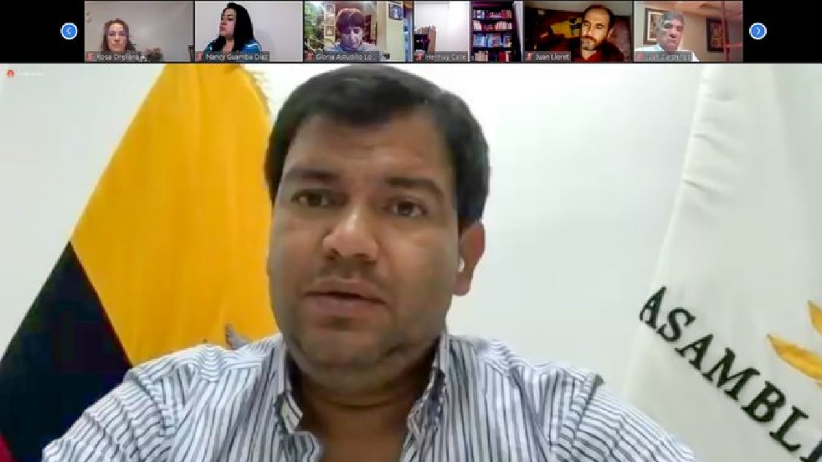 El presidente de la Asamblea, César Litardo, anuncia el inicio de procesos de fiscalización sobre denuncias de corrupción.