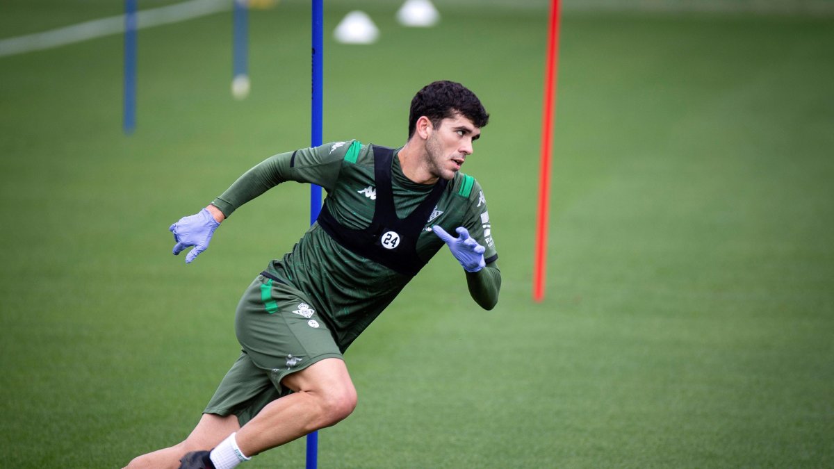 Curiosidad. El de la gráfica bien podría parecer un arquero, pero se trata del centrocampista Carles Aleña, del Betis español que ayer volvió a las prácticas. Ahora todos llevan guantes.