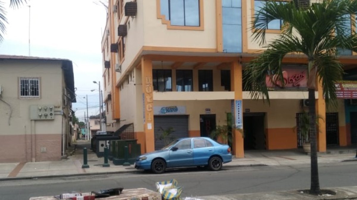 Problema. Los colchones, bases de camas, entre otros objetos contaminados, estaban abandonados en las esquinas y parterres centrales.