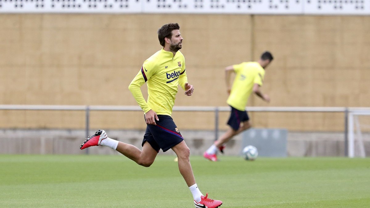 Gerard Piqué ya entrena a la par con sus compañeros en el FC Barcelona.