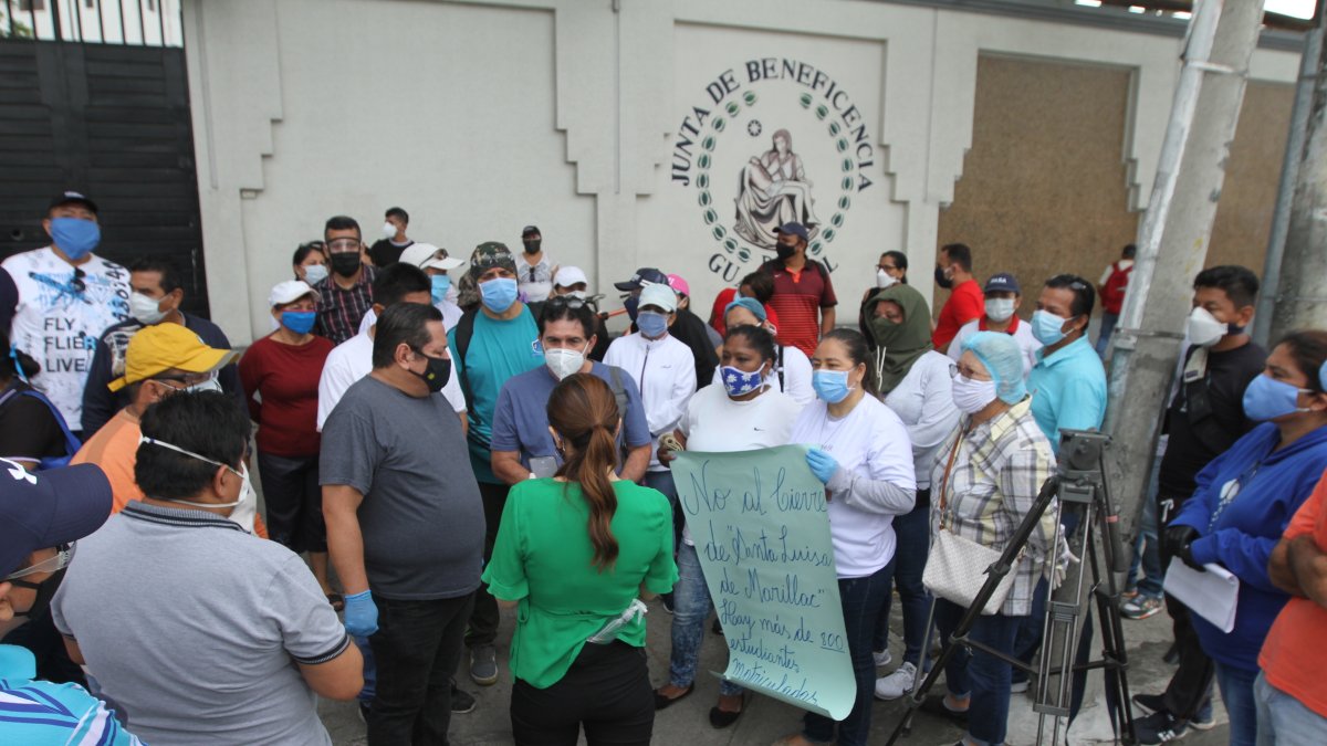 Un grupo de padres protesta por el cierre de la Unidad Educativa Santa Luisa de Marillac.