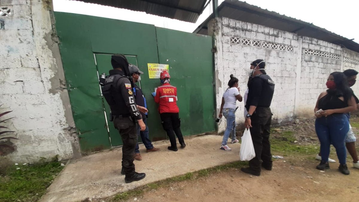 Intervención. Personal de la Policía, Municipio y Bomberos ejecutaron el allanamiento y cierre del local.