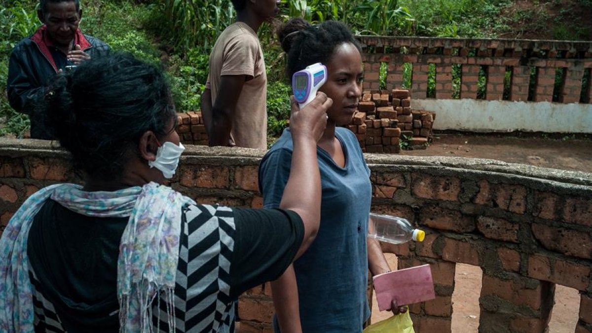 Una mujer es controlado y le toman la temperatura en Antananarivo, Madagascar.