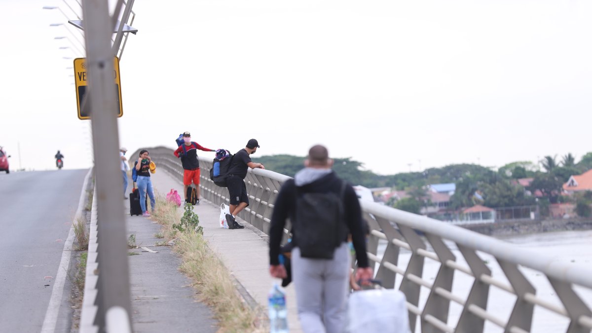 Desplazamiento. Venezolanos caminan por el puente de la Unidad Nacional.