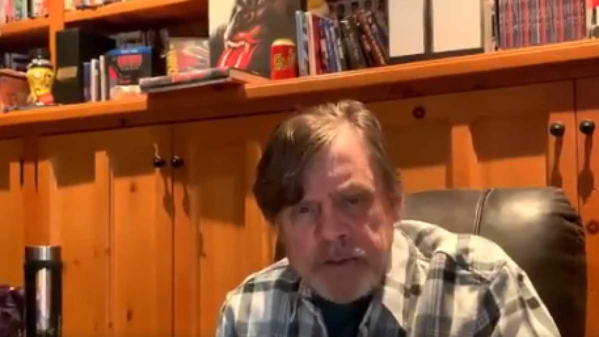 El actor, que interpretó al legendario Luke Skywalker, resaltó el trabajo de quienes luchan en primera línea contra la pandemia del coronavirus.