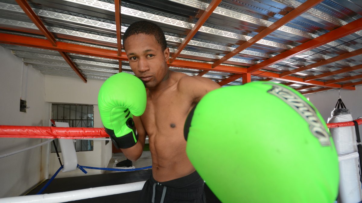El boxeador imbabureño Alexander Espinoza prepara su subasta benéfica.