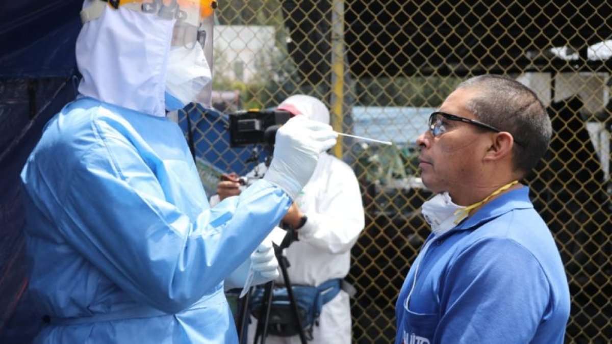 Para el procesamiento de pruebas existe un grupo de 20 personas de la Secretaría de Salud que se han capacitado para hacer la toma de muestras PCR a través de la nariz hasta la faringe.