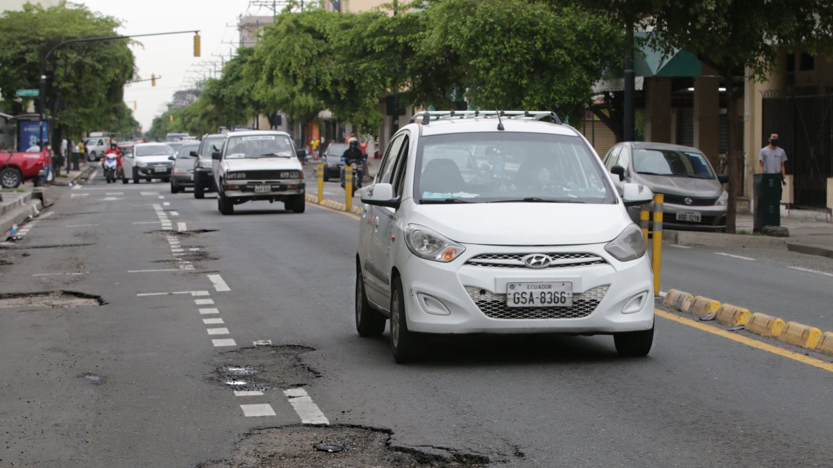 Daños. En la calle Esmeraldas, desde Aguirre hasta 9 de Octubre, se encuentran baches de este tipo. En el sitio se han generado varios incidentes. 
