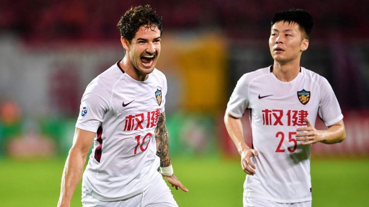 El internacional brasileño Alexander Pato (i) militó en el equipo que anunció su desaparición entre las temporadas 20217 y 2019.