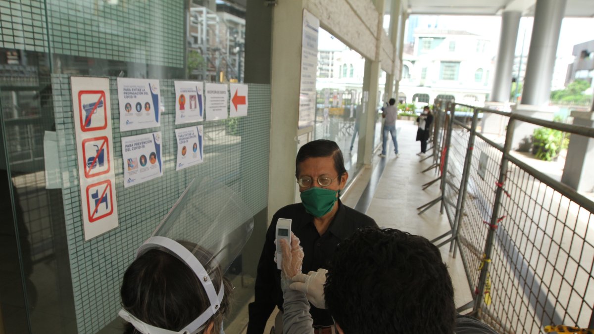 La Corte Provincial del Guayas reabrió parcialmente sus actividades, el pasado lunes, en medio de estrictas medidas de bioseguridad a los usuarios.