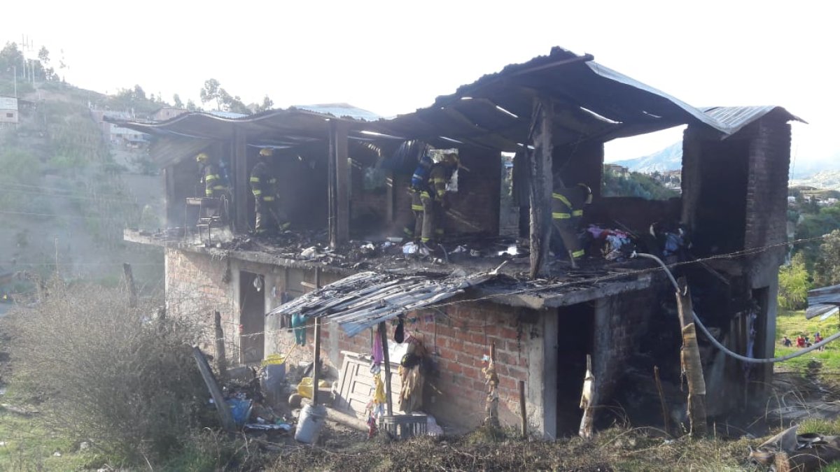 Esta vivienda en Loja, habitada por 3 familias, se quemó el domingo 10 de mayo, a causa de un fallo en las instalaciones eléctricas.