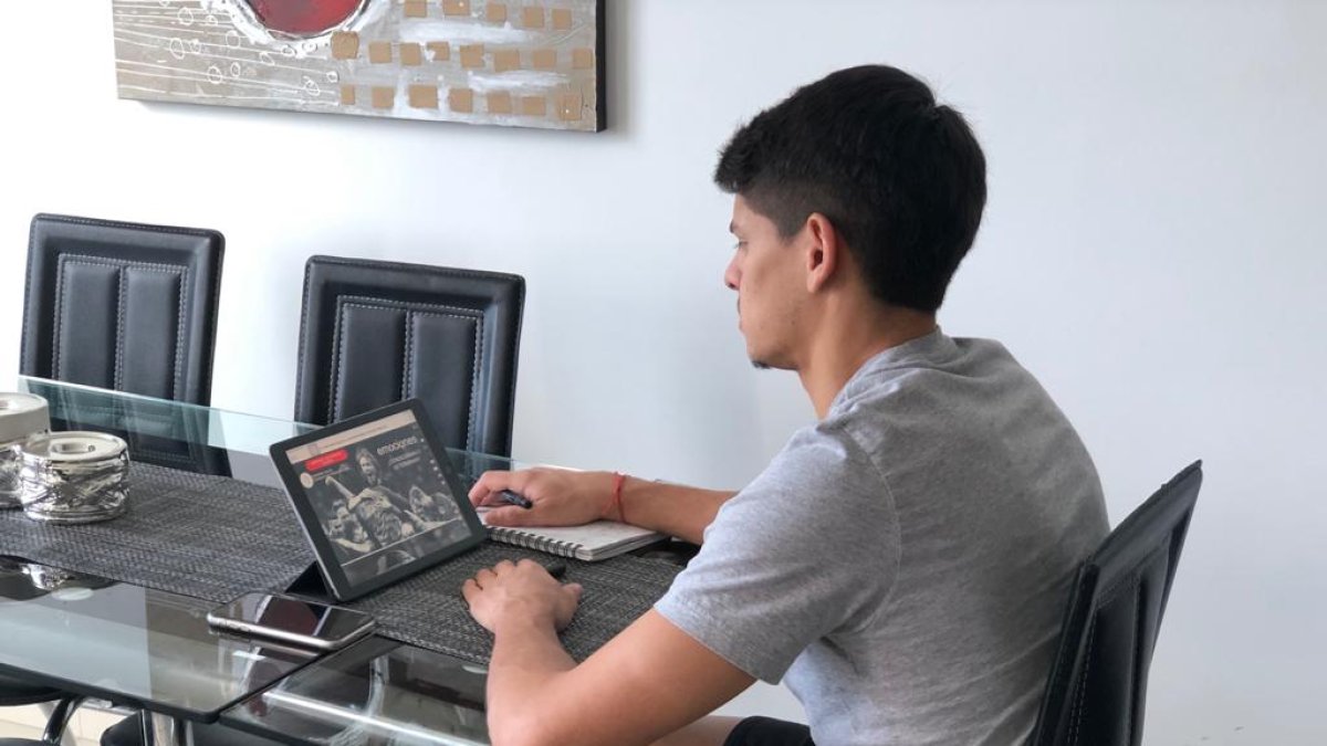 El delantero de Emelec, Facundo Barceló, se prepara en un coaching deportivo.