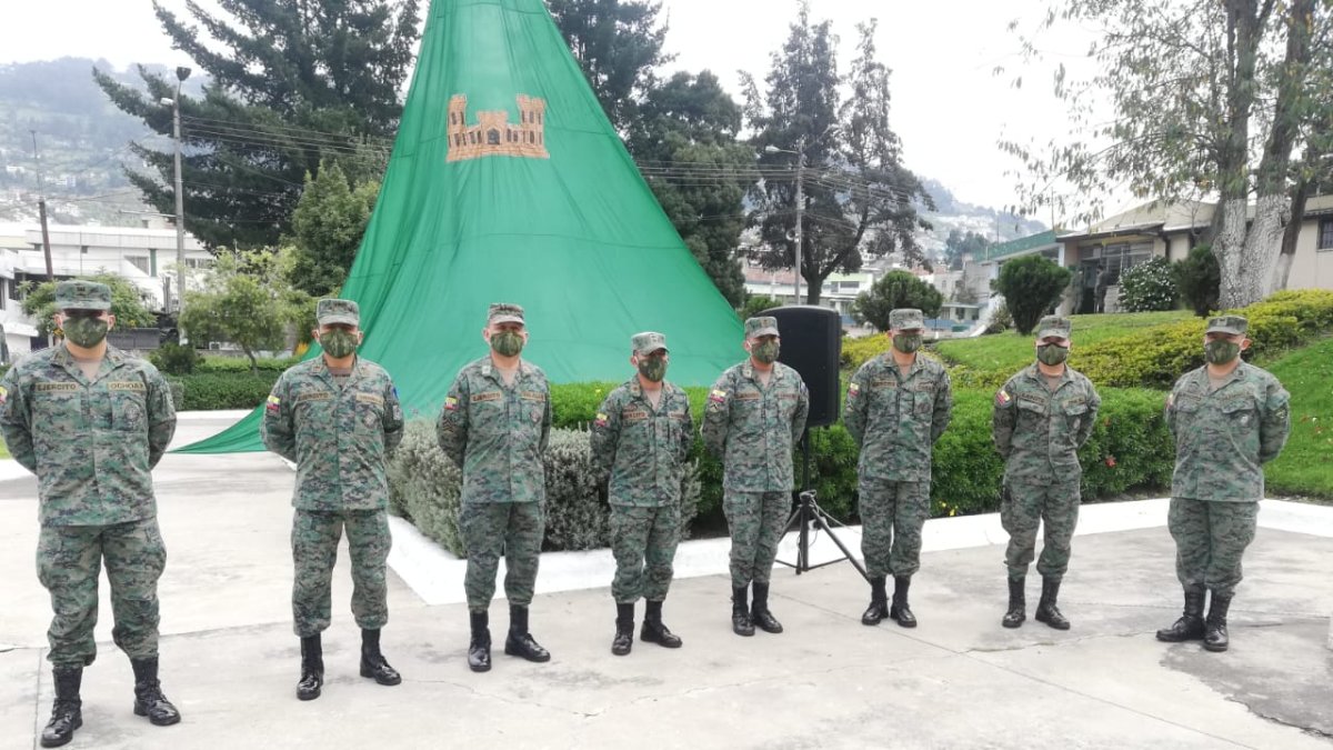 Ocho militares del Cuerpo de Ingenieros de Pichincha fueron recibidos ayer con honores en el Campo de Marte de la unidad militar