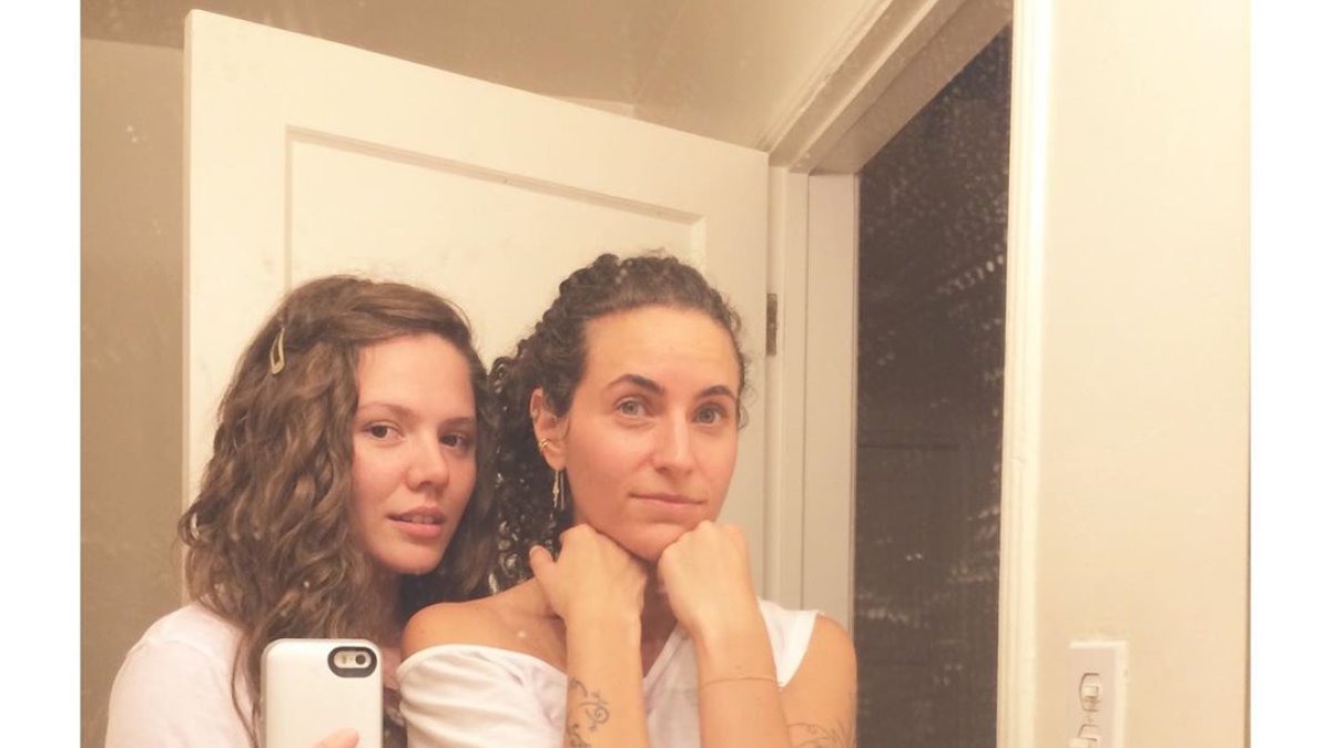 La cantante posa junto a su pareja la artista plástica Diana Atri.