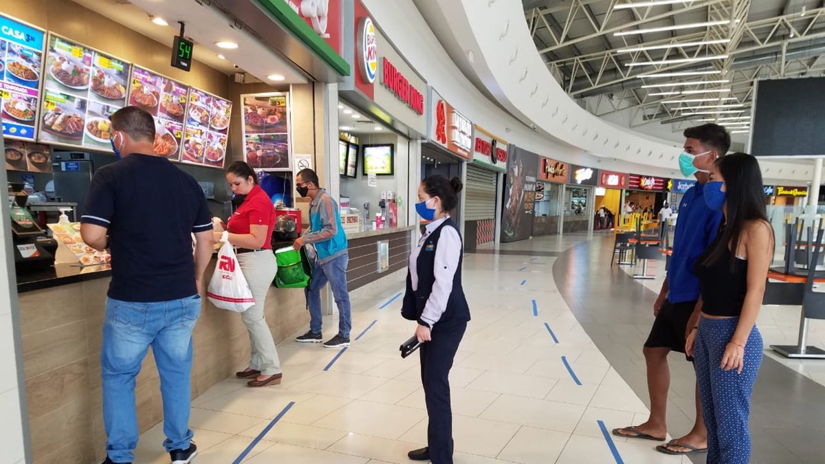 Decenas de personas aprovecharon que el centro comercial El Dorado abriera sus puertas para visitarlo.