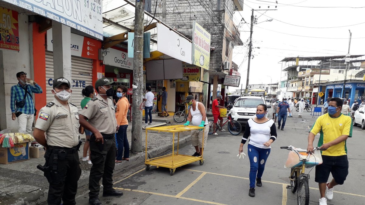 Policías circulaban esta mañana por las calles en Daule.