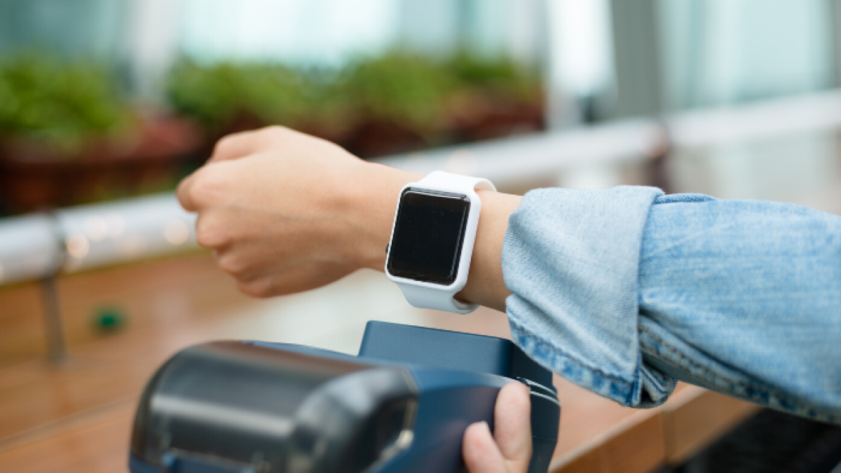 Este aparato controla el respeto de la distancia de seguridad y rastrea los contactos de una persona positiva.