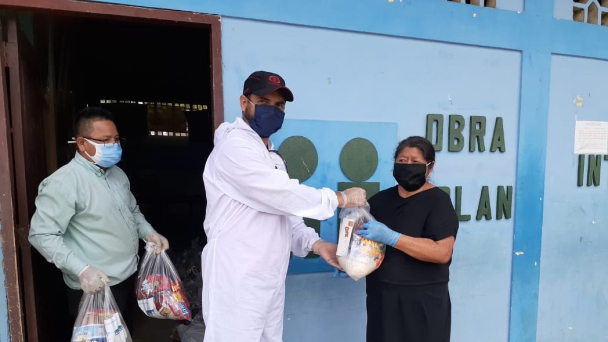 La entrega de los alimentos se realizó con todas las medidas de seguridad.